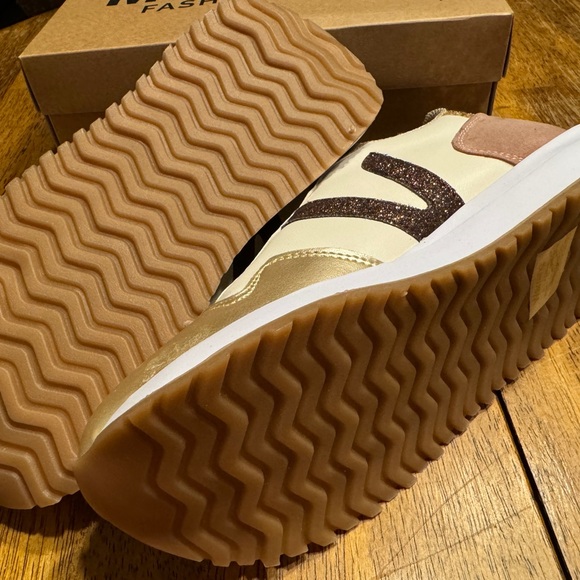 Adorable Style Trending Ladies Tennis Sz 9. Brand New - Picture 8 of 11